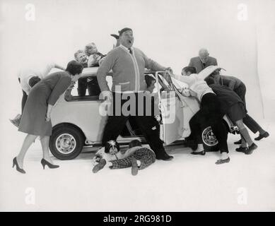 Publicité pour CPV (Colman Prits & Varley) - groupe de personnes (une famille élargie de divers âges) essayant de se serrer dans un Austin (Mini) (4/4). Banque D'Images