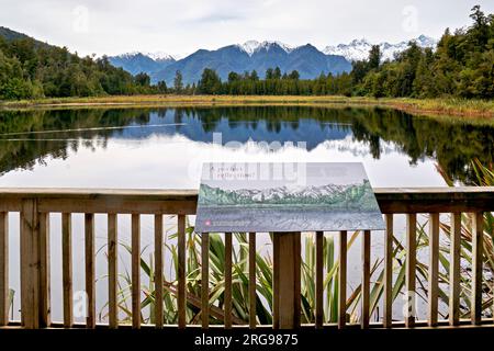 Nouvelle-Zélande. Lake Matheson. En arrière-plan, le mont Tasman et le mont Aoraki Cook Banque D'Images