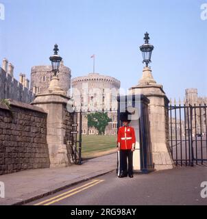 Garde devant l'entrée du château de Windsor, Berkshire. Banque D'Images