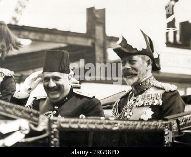 Visite officielle de 3 semaines du roi Fuad d'Égypte en Grande-Bretagne - avec le roi George V dans une voiture ouverte sur leur chemin de la gare Victoria à Buckingham Palace, Londres le 4 juillet 1927 Banque D'Images