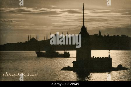 Vue en silhouette de la Tour de Maiden (turc : KYZ Kulesi), également connue sous le nom de Tour de Léandre (Tour de Leandros) depuis la période byzantine médiévale, à Salacak sur le Bosphore - Constantinople, Turquie. Construit comme un phare et plus récemment converti en restaurant (maintenant échoué et à nouveau vide...). Banque D'Images