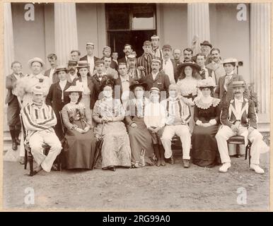 Photo de groupe devant le portique dorique de Moor Hall Estate, Harlow, Essex - joueurs de cricket et autres de Harlow et Sawbridgeworth. L'homme qui agite (rangée arrière, en haut à droite) est Sam Deards, inventeur du tableau de bord mécanique. Est également présent le chanteur et joueur de cricket anglais Kennerley Rumford (extrême droite, deuxième en partant du haut). Banque D'Images