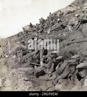 Soldats japonais de la première division près de Port Arthur, en Chine, pendant la guerre russo-japonaise. Ils se préparent à entrer dans les lignes de combat pendant le siège de Port Arthur (août 1904 - janvier 1905). Banque D'Images