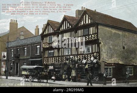 Old six Chimneys, Wakefield, West Yorkshire, une résidence de campagne construite vers 1520 avec six pignons et des cheminées. Le Crown and Anchor Hotel se trouve sur la gauche. Banque D'Images