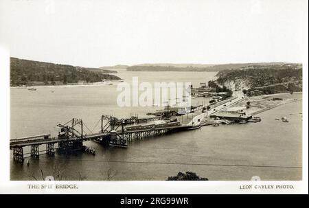 The Spit Bridge - un pont à poutres en acier et en béton avec une travée basculante traversant Middle Harbour, au nord-est du quartier central des affaires de Sydney, Nouvelle-Galles du Sud, Australie. Banque D'Images