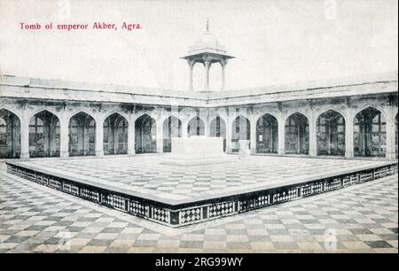 L'intérieur de la tombe d'Akbar, la tombe de l'empereur moghol Akbar cette tombe est un chef-d'œuvre architectural moghol important. Il a été construit en 1605–1613 par son fils Jahangir et est situé dans 119 acres de terrain à Sikandra, une banlieue d'Agra, Uttar Pradesh, en Inde. Banque D'Images