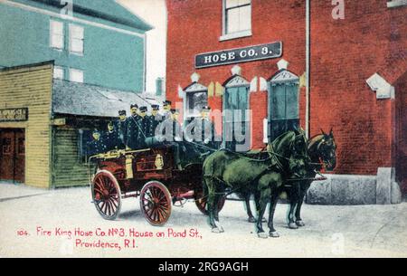 Pompiers au sommet de leur wagon tiré par des chevaux - Fire King Hose Co. No.3 Maison sur Pond Street, - Providence, Rhode Island, USA. Wagon construit en 1895 - tiré par deux chevaux et équipé de pneus en caoutchouc. La compagnie (photo) se compose de 1 Capitaine, 1 Lieutenant, 6 Hosemen et 1 Driver. Banque D'Images