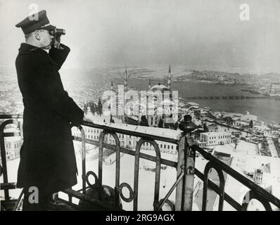 Istanbul Modern Fire Department, Turquie - au-dessus de la ville enneigée, un membre de la brigade des pompiers surveille jour et nuit les incendies possibles Banque D'Images