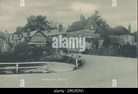 Le village - montrant l'hôtel Castle, Saltwood, près de Hythe, Shepway, Kent, Angleterre. Banque D'Images