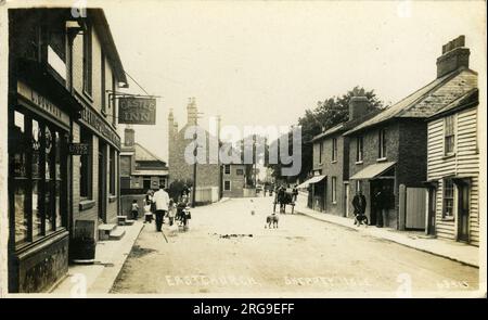 High Street (montrant le Castle Inn), Eastchurch, Isle of Shepey, Minster on Sea, Kent, Angleterre. Banque D'Images