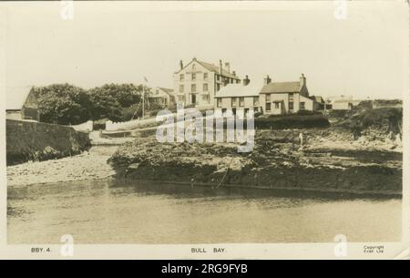 The Village (montrant le Bull Bay Hotel), Bull Bay (Porth Llechog), Amlwch, Anglesey, pays de Galles. Banque D'Images