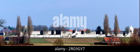 Vue de face du cimetière Tyne Cot CWGC Banque D'Images