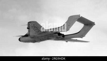 De Havilland DH.110 Mer Vixen Mk.20X XF828. Le prototype Sea Vixen semi-navalisé avec train de roulement renforcé et crochet d'arrêt mais sans ailes rabattables, a été lancé le 20 juin 1955. XF828 a fait le premier atterrissage arrêté par un Sea Vixen le 5 avril 1956 à bord du HMS Ark Royal. XF828 a été attribué à RNAS Culdrose le 28 novembre 1960 pour instruction au sol avec l'École de manutention d'aéronefs AS A2500 et avait péri sur le dépotoir d'incendie en 1978. Banque D'Images