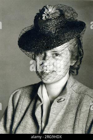 Jeune femme allemande portant un petit chapeau noir avec voile. Banque D'Images