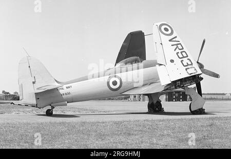 Hawker Sea Fury VR930 garé sur l'herbe à un endroit inconnu Banque D'Images