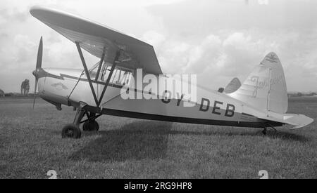 SAI KZ-3 OY-DEB, (SAI - Skandinavisk Aero Industri A-S, Danemark), à l'aéroport de Gatwick en 1949. Le SAI KZ III Laerke (Lark) était un avion utilitaire léger danois utilisé par le Service danois d'ambulance aérienne et l'Armée de l'air danoise, qui a été utilisé pour la première fois le 11 septembre 1944, alors que le Danemark était encore sous occupation allemande (Les Allemands ont autorisé la construction d'un avion pour le service d'ambulance aérienne danois). L'avion avait une aile haute et était de construction mixte, avec une structure tubulaire en acier soudé recouverte de tissu et de contreplaqué. Banque D'Images