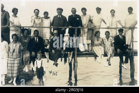 Vacanciers posant pour une photo sur une jetée à Gromitz, dans le district d'Ostholstein, au Schleswig-Holstein, en Allemagne. Il est situé sur la baie de Lubeck, sur la côte de la mer Baltique. Banque D'Images