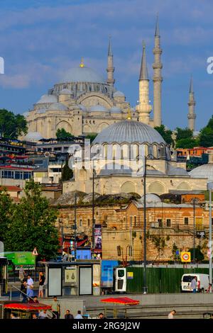 Istanbul, Turquie, Türkiye. Mosquée de Süleymaniye, Mosquée de Suleyman le Magnificant, construite 1550-57, au sommet de la colline. Mosquée de Rustem Pacha en premier plan Banque D'Images