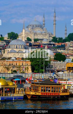 Istanbul, Turquie, Türkiye. Mosquée de Süleymaniye, Mosquée de Suleyman le Magnificant, construite 1550-57, au sommet de la colline. Mosquée de Rustem Pacha en premier plan Banque D'Images