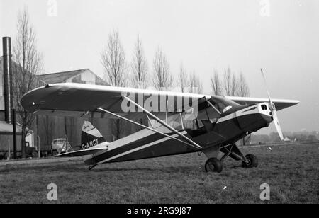 Piper PA-18 Super Cub G-ARCT (msn 18-7375) à Stapleford Tawney. Banque D'Images