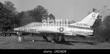 Amérique du Nord F-100A-1-NA Super Sabre O-52-5761 de la Garde nationale aérienne du Connecticut à Bradley Field (la lettre O indique que le préfixe est obsolète). Banque D'Images