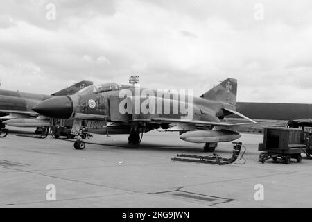 Royal Air Force McDonnell Douglas F-4M Phantom FG.1 XV429 (msn 3124/9259) de l'escadron no 111 RAF à la RAF Coningsby à Mapril 1975. (Le F-4M/FGR.2 était la variante RAF). Livré le 22 mars 1969 et mis au rebut à RAF Wattisham en septembre 1991 par Mayer & Perry (East Anglia) Ltd. Banque D'Images