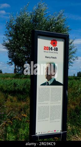 Le plateau se trouvait à côté du monument commémoratif de Harrys, à côté du ruisseau Steenbeek. Les deux ont été endommagés par des véhicules à moteur et ont depuis été déplacés. Harry a payé pour le mémorial lui-même. Banque D'Images