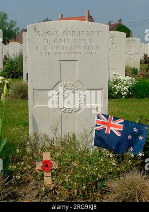 Le cimetière, juste à l'extérieur de Poperinghe, contient plus de 1 500 tombes du Commonwealth et 37 tombes allemandes. Il y a également 22 WW2 inhumations du retrait à Dunkerque. David Gallagher, du 2nd Bataillon Auckland Regiment, a été tué le 4 octobre 1917 à l'âge de 41 ans. Il était un ancien capitaine de l'équipe de rugby All Blacks. Banque D'Images