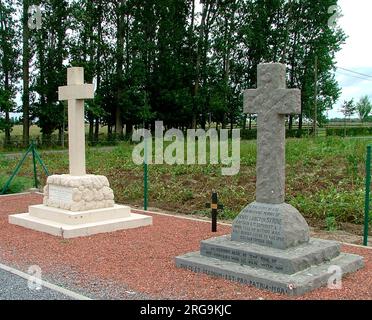 Ces deux monuments commémoratifs privés sont situés dans une petite zone clôturée et sont entretenus par l'armée belge. Henry Langton Skrine a été tué dans la nuit du 25 septembre 1915 et Geoffrey Vaux Salvin Bowlby le 13 mai 1915. Les deux hommes sont listés sur la porte Menin. Le frère de Bowlbys est enterré dans le cimetière du CWGC de Bedford House. Banque D'Images