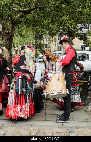 Danseurs faisant une pause au Hebden Bridge Steampunk Weekend 2023. Banque D'Images