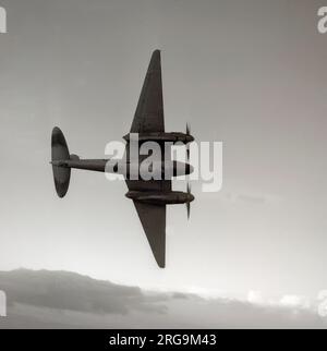 Royal Air Force de Havilland Mosquito NF Mk. XV combattant de haute altitude. C'est un exemple de la rare NF Mk. XV avec ailes étendues, cockpit pressurisé, moteurs Merlin série 70, nez ai Mk. VIII radar et blindage inférieur pour les quatre mitrailleuses déplacées par le radar. Un prototype (MP469), converti d'un B Mk. IV, a été équipé d'ailes modérément étendues et cinq autres B Mk, les IV ont été convertis avec des ailes encore plus longues de 62ft 6in span. Destiné à contrer les bombardiers de reconnaissance photo Junkers Ju 86P et Ju 86R, les cinq NF Mk. XVS a été déployé avec l'escadron no 85 RA Banque D'Images