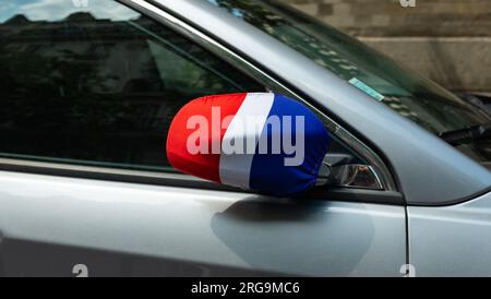 Paris, France, 2018. Une manche aux couleurs du drapeau français sur le rétroviseur d'une voiture pour soutenir l'équipe de France Banque D'Images