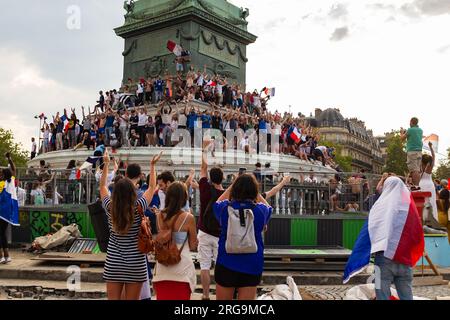 Paris, France, 2018. Vue de la foule qui prend d'assaut la place de la Bastille et la colonne de juillet pour célébrer la coupe du monde de football de France 2018 Banque D'Images
