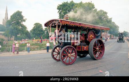 Garrett showmans Tractor, regn. BJ5597, numéro 33987, le leader. Construit par Richard Garrett & Sons à Leiston en 1920, alimenté par un moteur à vapeur composé de 4 PSN. Vu sur la parade en ville. Banque D'Images