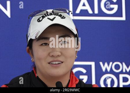 Walton on the Hill, Surrey, Royaume-Uni. 8 août 2023. Walton Heath Golf Club pendant le Pro-Am pour l'AIG WomenÕs Open organisé par le Royal & Ancient Golf Club (R&A) de St. Andrews Picture shows : golfeuse étoile montante américaine de l'Université de Stanford, CA - Rose Zhang s'adresse aux médias avant le départ jeudi. Rose a remporté son premier départ sur le LPGA Tour après être devenue professionnelle en juin. Crédit : Motofoto/Alamy Live News Banque D'Images