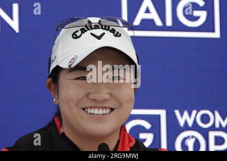 Walton on the Hill, Surrey, Royaume-Uni. 8 août 2023. Walton Heath Golf Club pendant le Pro-Am pour l'AIG WomenÕs Open organisé par le Royal & Ancient Golf Club (R&A) de St. Andrews Picture shows : golfeuse étoile montante américaine de l'Université de Stanford, CA - Rose Zhang s'adresse aux médias avant le départ jeudi. Rose a remporté son premier départ sur le LPGA Tour après être devenue professionnelle en juin. Crédit : Motofoto/Alamy Live News Banque D'Images