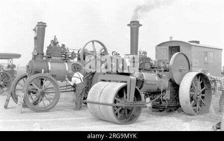 Rouleau de roulement de classe BHO Aveling & porter, régl. DM 3079, numéro : 7632. Construit en 1912 par Aveling & porter à Rochester, équipé d'un moteur à vapeur à cylindre unique 5 NHP. Ce rouleau routier a été acquis par le célèbre Steeplejack et la personnalité de télévision Fred Dibnah. Fred l'a restauré avec une verrière et l'a nommée d'après sa première femme « Allison ». Après un divorce, il a changé le nom pour celui de sa deuxième femme 'Betsy'. Le moteur à usage général Clayton & Shuttleworth est stationné derrière le rouleau de roulement. Ce 7943, numéro: 46059, 'Lucy Ashton'. Banque D'Images