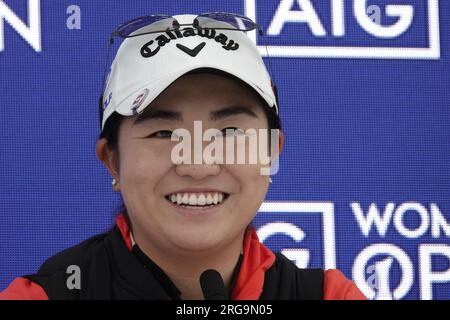 Walton on the Hill, Surrey, Royaume-Uni. 8 août 2023. Walton Heath Golf Club pendant le Pro-Am pour l'AIG WomenÕs Open organisé par le Royal & Ancient Golf Club (R&A) de St. Andrews Picture shows : golfeuse étoile montante américaine de l'Université de Stanford, CA - Rose Zhang s'adresse aux médias avant le départ jeudi. Rose a remporté son premier départ sur le LPGA Tour après être devenue professionnelle en juin. Crédit : Motofoto/Alamy Live News Banque D'Images