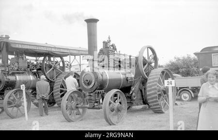 Moteur à usage général Burrell, réf. AH5239 , numéro 2479. Construit en 1909 par Charles Burrell & Sons de Thetford, Norfolk, alimenté par un moteur à vapeur composé à simple manivelle de 8 PSN. En vapeur, à côté de Robey General Purpose Engine, regn. CT 4101, numéro 29330. Banque D'Images