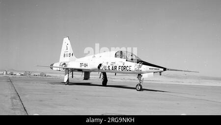 Northrop T-38A-10-NO talon 58-1194, Buzz Numéro TF-194. Le premier avion de production, avec le capot arrière du poste de pilotage obturé pour les essais en vol. (À la base aérienne Edwards?) Transféré à la Marine américaine en tant que DT-38A, avec le numéro BuAer non standard 581194, converti en QT-38A, pour utilisation comme cible aérienne et rayé de l'accusation le 19 novembre 1980, en raison de dommages reçus pendant un engagement de missile. Banque D'Images