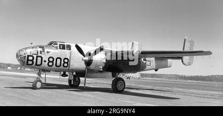 United States Air Force - North American TB-25J-20/22-NC Mitchell 44-29808, (msn 108-33082), numéro Buzz BD-808. Entreposé à Davis Monthan AFB, AZ, du 1957 au 1958 décembre. À Jasper Oil Tool Corp, long Beach, CA, le 13 janvier 1958 sous le numéro N5248V.les-Calco, long Beach, CA 15 janvier 1958-1960.- enregistrement N202LC réservé mais non repris.- converti en transport exécutif et équipé d'airstair et d'accessoires JATO.Douglas Oil Co, Los Angeles, CA, mai 1960-1962.Los Angeles Board of Education, CA, 29 janvier 1962.LA Trade Technical School, LAX, janvier 1962-1976 en tant que cellule d'instruction.disrupted for Banque D'Images