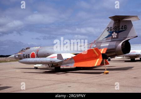 Force d'autodéfense aérienne japonaise - Lockheed-Mitsubishi F-104J Starfighter 36-8546, avec un conteneur De cibles tracté A/A37U-15, sous l'aile gauche, avec la cible de fléchettes remorquée. Banque D'Images