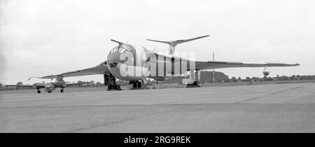 Royal Air Force - Handley page Victor K.1A 8517M (XA932) à la RAF Marham comme cellule d'instruction au sol. Construit en tant que B.1A, à BK.1A lorsqu'il est converti en camion-citerne, puis K.1A lorsque la capacité de bombardement est retirée. Banque D'Images