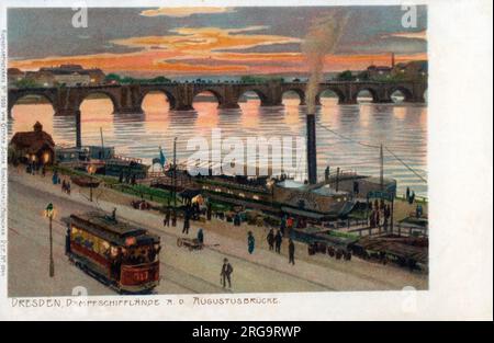 Navire à vapeur débarquant (jetée, quai) sur les rives de l'Elbe avec le pont Auguste à Dresde, Saxe, Allemagne. Ce pont de grès à 12 arches a été remplacé entre 1907 et 1910. Banque D'Images