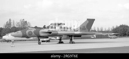 Royal Air Force - Avro Vulcan K.2 XH561 de l'escadron no 50 à la RAF Wildenrath pour un affichage aérien. Après le conflit des Malouines, la flotte de Victor K.2 s'approchait rapidement de leurs limites de fatigue, en raison des opérations intensives de soutien des Vulcans et d'autres avions. Certains des Vulcans restants avec suffisamment d'heures de vol ont été convertis en camions-citernes en installant des blocs de ravitaillement Mk.17 flexible-drogue dans les baies ECM à la queue. Banque D'Images