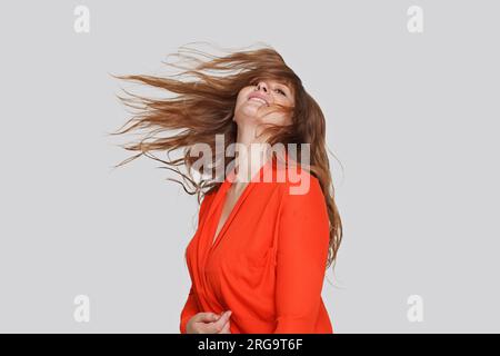 Belle femme avec les cheveux venteux, portrait de studio Banque D'Images