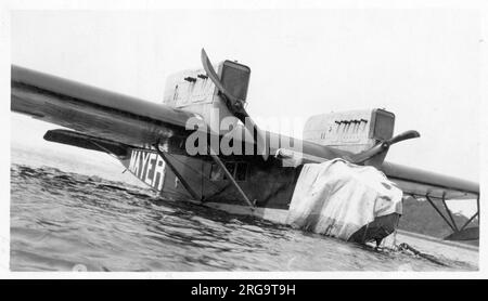 Conçu par le professeur Alexander Klemin, l'amphibie Cox-Klemin CK-1 a été construit pour M. Casper Peter Mayer de Bridgeville, Pennsylvanie. , mais jamais livré et cru ne pas avoir volé. Il a été alimenté par deux moteurs Isotta-Fraschini Asso de 275 ch. La portée était de 58’ 10'; longueur de 48’ 8”. VMAX. Était de 117 mph, avec un Vmin. de 50 mph. Banque D'Images