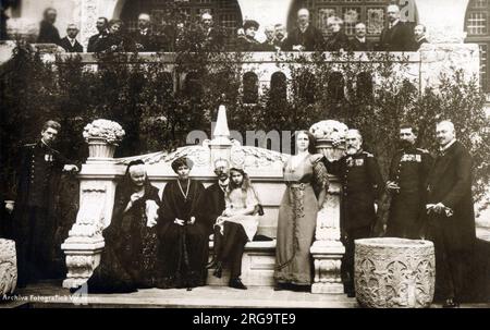 La famille royale roumaine. Le roi Carol Ier de Roumanie (1839-1914 1961) et la reine Elisabeth (Pauline Elisabeth Ottilie Luise de Wied) (1843-1916) avec le futur roi Ferdinand (Ferdinand Viktor Albert Meinrad) (1865-1927) et son épouse Marie (1900-1938), leur fils Carol (futur roi Carol II) (1893-1953), leur fille Elisabeth de Roumanie (1894-1956) et leur fille cadette Marie de Roumanie (1875) Banque D'Images