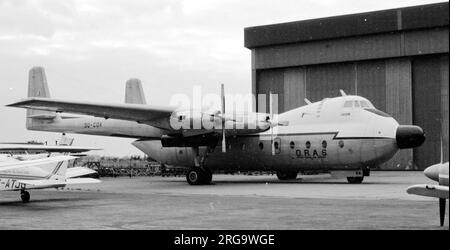 (Ex Royal Air Force) Armstrong Whitworth AW.650 Argosy T.2 9Q-COA 'Jason' (msn 6791, ex XR136), de O.R.A.S. (Otrag Range Air Services) à l'aéroport East Midlands. XR136 a été initialement effectué le 5 avril 1963 et livré à la RAF le 18 juillet 1963. Lorsque le programme T.2 a été annulé, la conversion terminée en XR136 a été vendue à O.R.A.S., qui a assuré le transport aérien de la portée de la fusée OTRAG au Zaïre, d'où l'enregistrement au Zaïre. OTRAG (allemand: Orbital transport und Raketen AG, ou orbital transport and Rockets, Inc.), était une société allemande basée à Stuttgart, qui à la fin de 1970s et au début de 1980s pl Banque D'Images