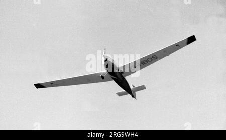 Scheibe SF-25c Motor-Falke G-HBOS, remorqueur de 2 sièges à moteur-planeur-léger provenant du club de vol à voile Bosworth des époux, sur l'aérodrome de Bosworth lors d'un concours national de vol à voile au Royaume-Uni. Banque D'Images